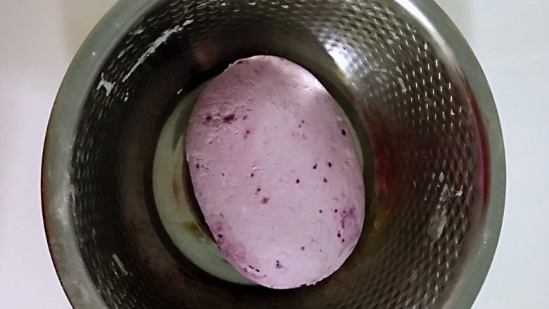 紫薯馒头，柔软超弹,揉成光滑面团，面团要硬不要太软了，以前总是觉得面团稀点做出来的馒头柔软，错了，不容易定型又会粘牙的。