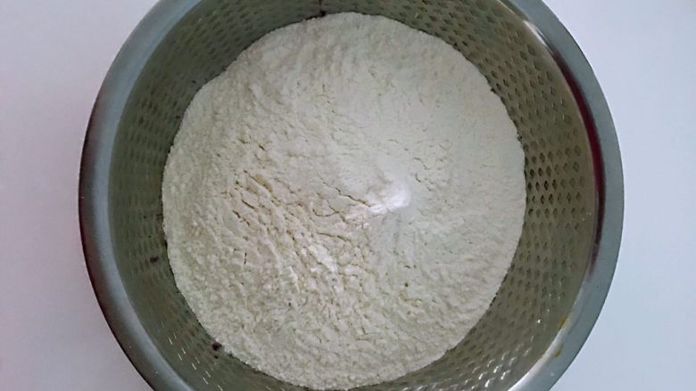 紫薯馒头，柔软超弹,面粉和紫薯放一起。