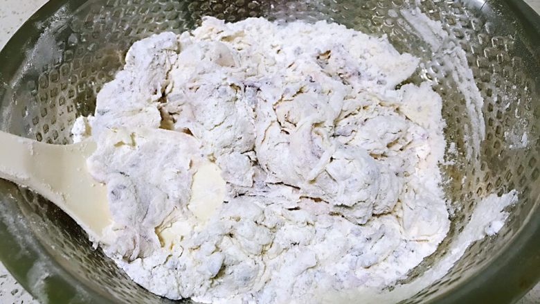 紫薯馒头，柔软超弹,少量多次加入酵母水搅成絮状。