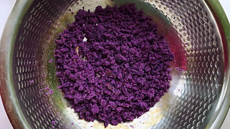 紫薯馒头，柔软超弹,<a style='color:red;display:inline-block;' href='/shicai/ 2643'>紫薯</a>蒸熟去皮压成泥。