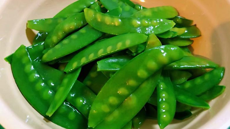 荷兰豆炒香肠,焯好水的荷兰豆立即放入冷水中过凉再沥干水份备用