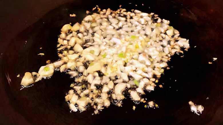 荷兰豆炒香肠,锅中倒入少许底油加热放入蒜粒爆香