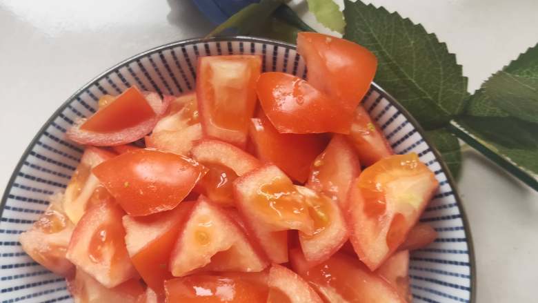 减肥的首选早餐------简单美味又营养 的番茄金针菇火腿鸡蛋汤,买回来的<a style='color:red;display:inline-block;' href='/shicai/ 3551'>西红柿</a>洗干净,用刀切成块装盘备用