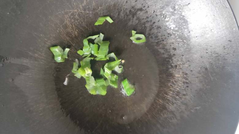 减肥的首选早餐------简单美味又营养 的番茄金针菇火腿鸡蛋汤,锅内倒入适量油,烧热,放入葱末爆香