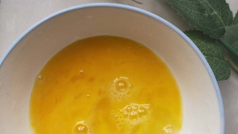 减肥的首选早餐------简单美味又营养 的番茄金针菇火腿鸡蛋汤,碗中磕入两个<a style='color:red;display:inline-block;' href='/shicai/ 9'>鸡蛋</a>,打散,