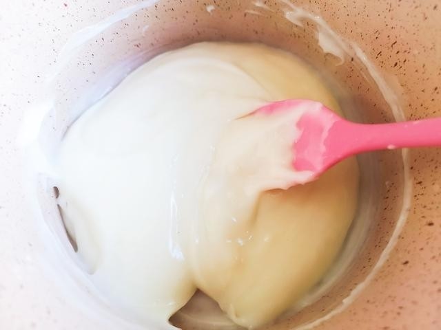 炸鲜奶,小火加热,边加热边搅拌,成细腻顺滑的面糊。