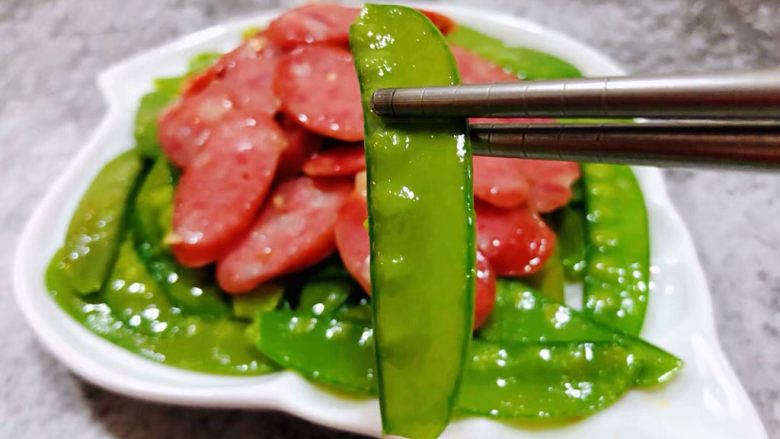 荷兰豆炒香肠,荷兰豆入口清脆爽口伴随着香肠的香味就是完美