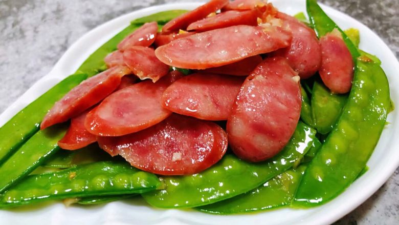 荷兰豆炒香肠,美味的荷兰豆炒香肠装入盘中