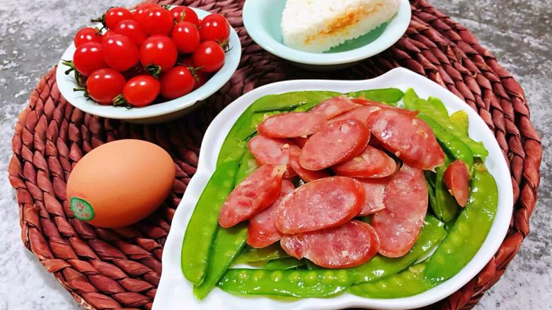 荷兰豆炒香肠,搭配鸡蛋、牛奶、水果即是标配早餐