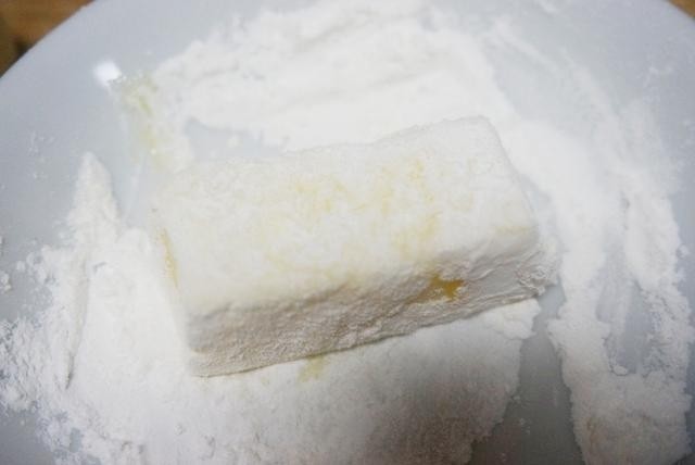 炸鲜奶,裹一层玉米淀粉,再裹一层蛋液,再裹一层玉米淀粉。最后也可以裹面包糠。