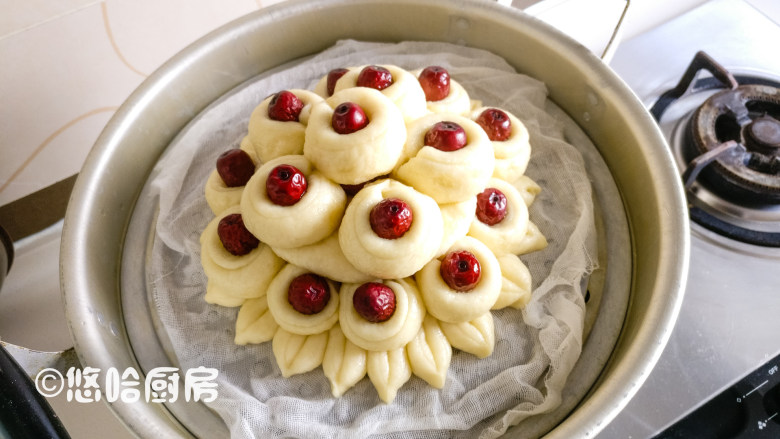 枣花馒头,醒发后的面团,用小火开始蒸,蒸锅上汽后转中大火,蒸20分钟左右后关火,稍微停留半分钟后开盖即可。