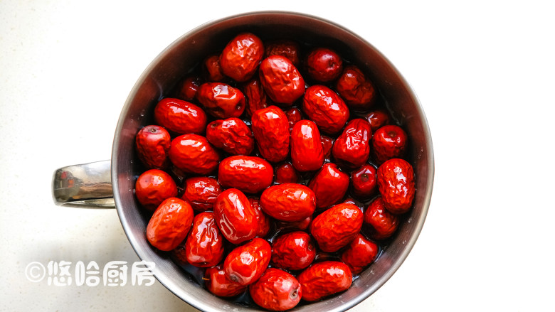 枣花馒头,红枣提前用清<a style='color:red;display:inline-block;' href='/shicai/ 156925'>水</a>泡一会,撒一把面粉把红枣彻底洗干净。