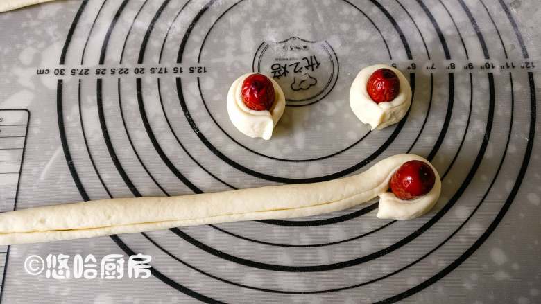 枣花馒头,余下的面团搓成长条,面团包起一个红枣后掐断,收口捏一下,成一个枣花。