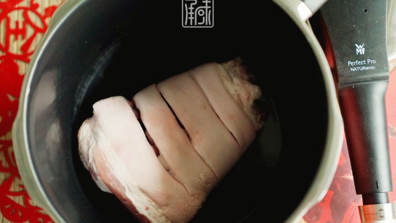 红火年菜红火年——红枣香菇炖蹄髈,姜去皮切片,蹄髈的缝隙中。并加入所有的料。 放入所有配菜及料后,在锅中加入80ml清水