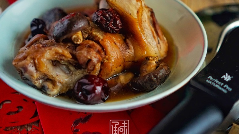 红火年菜红火年——红枣香菇炖蹄髈,经过半个小时的等待,肘子已经完全炖烂,而且不腻哦~