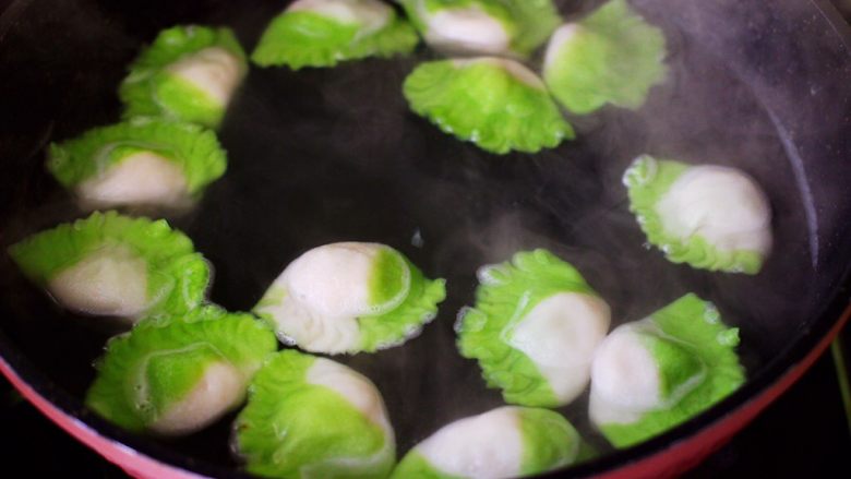 长长久久的翡翠白玉牛肉萝卜饺子,锅中倒入适量的清水煮沸后,放入包好的饺子煮沸后点少许清水,反复3次,看见所有的饺子都漂浮在水面上即可关火。