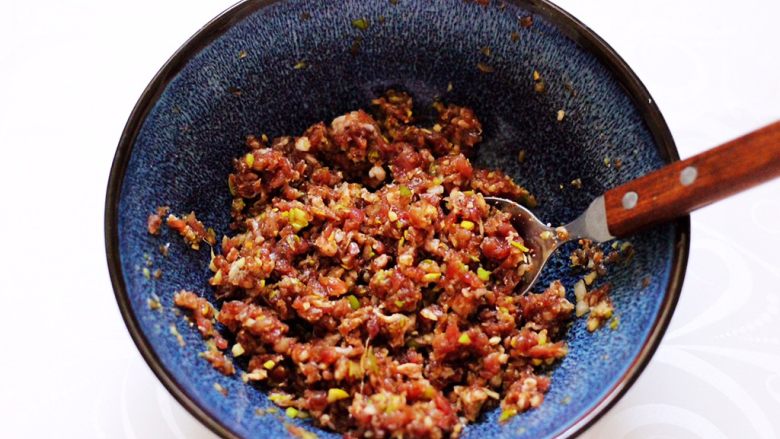 长长久久的翡翠白玉牛肉萝卜饺子,把所有的食材和调料搅拌均匀后。