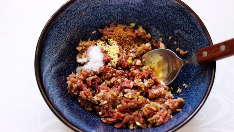 长长久久的翡翠白玉牛肉萝卜饺子,把搅拌好的牛肉馅放入一个大一点的容器里，加入<a style='color:red;display:inline-block;' href='/shicai/ 788'>生抽</a>和<a style='color:red;display:inline-block;' href='/shicai/ 718'>料酒</a>，适量的盐和<a style='color:red;display:inline-block;' href='/shicai/ 756'>鸡精</a>，最后放入<a style='color:red;display:inline-block;' href='/shicai/ 12043'>花椒粉</a>。