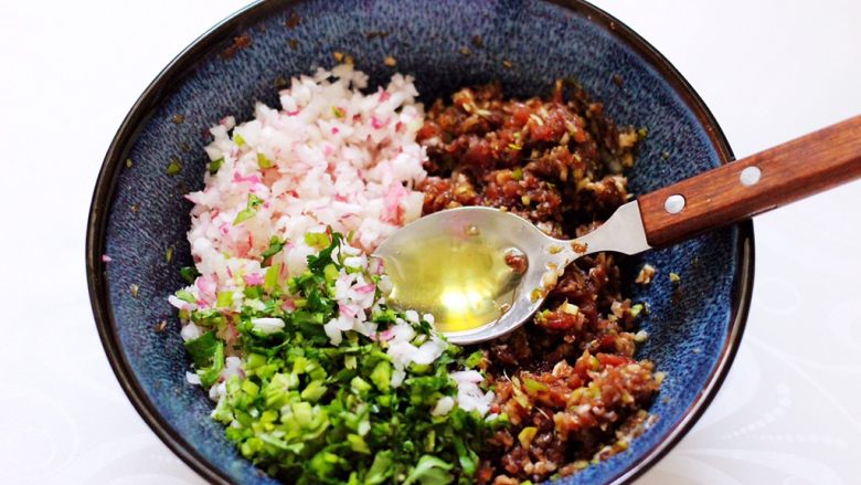 长长久久的翡翠白玉牛肉萝卜饺子,再倒入<a style='color:red;display:inline-block;' href='/shicai/ 849'>花生油</a>。