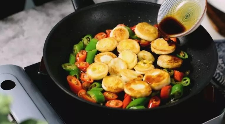 年夜饭必备的一道菜, 做法简单的“金钱蛋”, 保准家人都爱吃,倒入鸡蛋,淋入生抽、盐、糖,炒匀即可