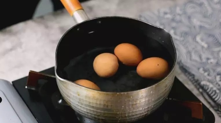 年夜饭必备的一道菜, 做法简单的“金钱蛋”, 保准家人都爱吃,鸡蛋冷水下锅,煮10分钟