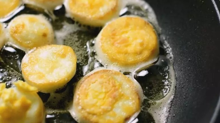 年夜饭必备的一道菜, 做法简单的“金钱蛋”, 保准家人都爱吃,起油锅,放入鸡蛋煎至两面焦黄,盛出备用
