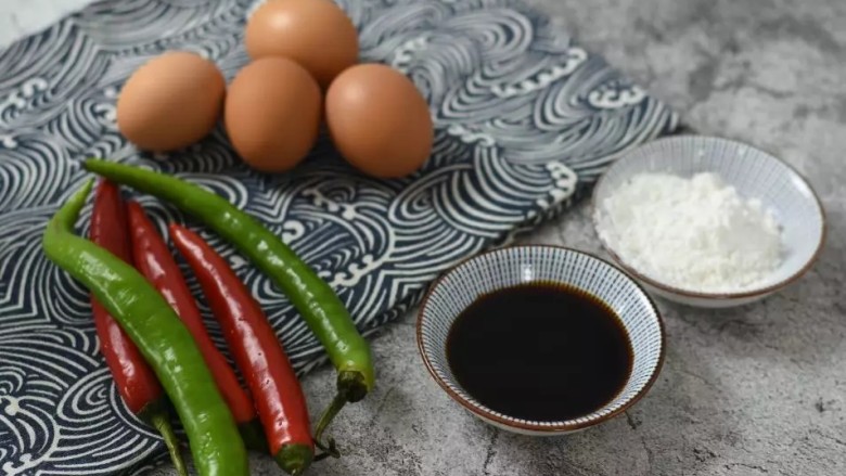 年夜饭必备的一道菜, 做法简单的“金钱蛋”, 保准家人都爱吃,·食材·

<a style='color:red;display:inline-block;' href='/shicai/ 9'>鸡蛋</a> 4个、红椒 30g、<a style='color:red;display:inline-block;' href='/shicai/ 80'>杭椒</a> 30g

淀粉 15g、<a style='color:red;display:inline-block;' href='/shicai/ 788'>生抽</a> 10g、盐0.5g、<a style='color:red;display:inline-block;' href='/shicai/ 10588'>糖</a> 3g