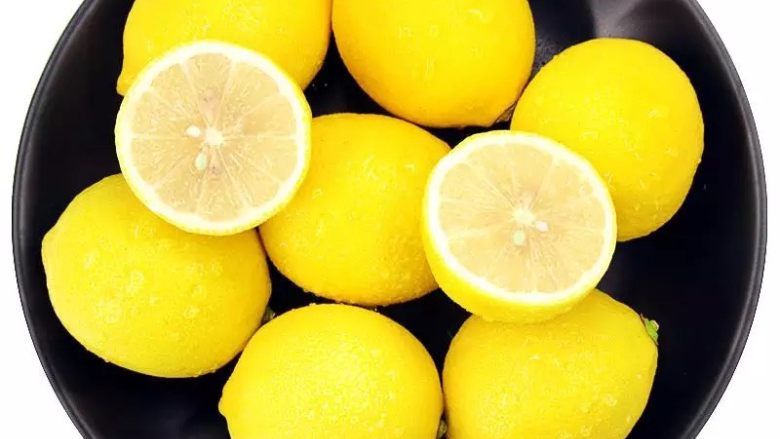 冰糖柠檬膏🍋,<a style='color:red;display:inline-block;' href='/shicai/ 110078'>黄柠檬</a>🍋4个大的,或6个小一点的。总重量在700g左右。洗净,再用盐搓洗一下。
我买的“荷尔檬”的柠檬,我觉得不错。