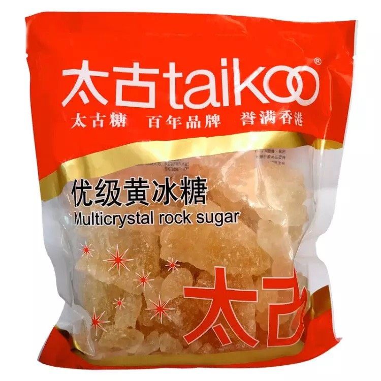 冰糖柠檬膏🍋,我选的是太古黄冰糖,天猫买的,用2包,一包454g。冰糖好大块的,不过我用榔头敲的碎碎的😸
一般做的话是1:1.5或1:2这样。冰糖比柠檬要多。我冰糖算放的不多的,不过我个人觉得差不多了。