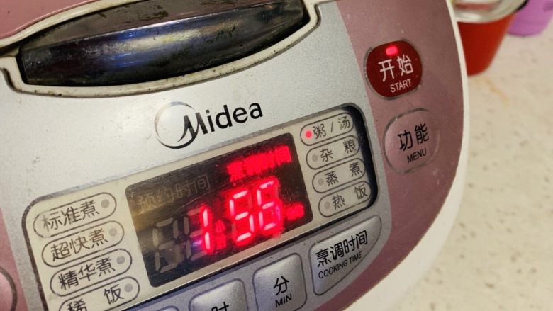 冰糖柠檬膏🍋,接下来,开始喽……
选粥/汤模式,按开始。切记不要放水,因为柠檬充满了水分。
2个小时后,再重复一次粥/汤模式。
中途记得要翻动一下,用竹筷子或是干净的木质餐具。
2次粥/汤模式后,按营养保温,8个小时。
建议注意算好时间,刚好过一晚上就好了。😜