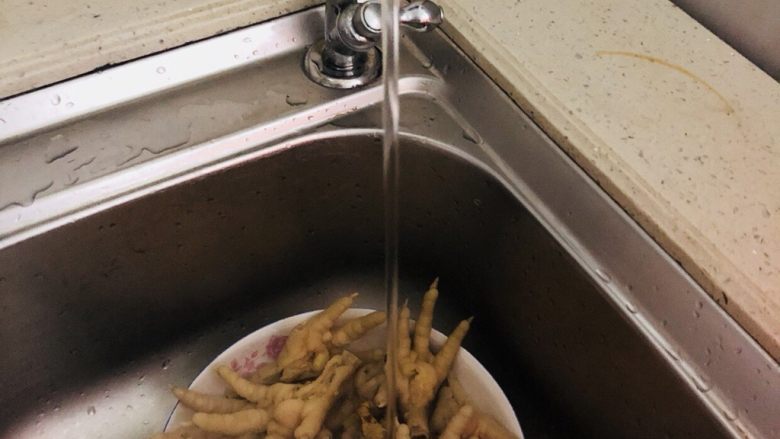 泡椒鸡脚,捞起来后立马用冷水冲,为了让鸡爪有嚼劲,吃起来口感更好,我用的是净水器出来的冷水,也可以用冰箱冰冻后的水,都可以的。