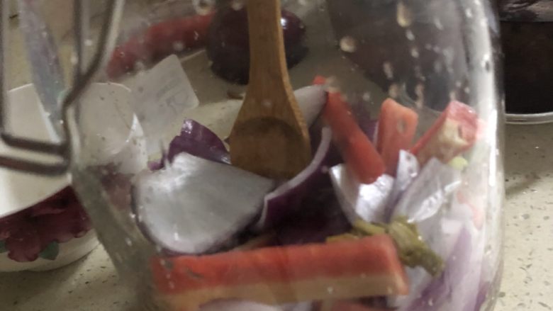 泡椒鸡脚,放入材料,和我当初准备的宜家大罐子,加入调制好的泡菜水和矿泉水,加入盐,放到自己吃到有点咸为止,