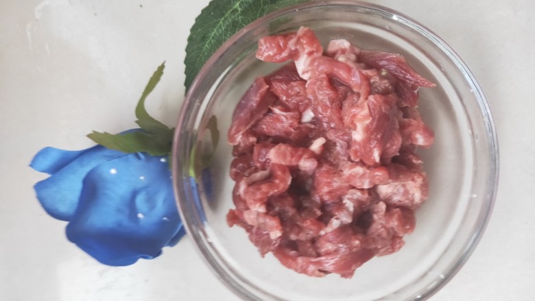 芸豆的新炒法～超级简单下饭的芸豆炒牛肉丝,<a style='color:red;display:inline-block;' href='/shicai/ 216'>牛肉</a>切丝用适量<a style='color:red;display:inline-block;' href='/shicai/ 718'>料酒</a>，盐和一茶匙淀粉搅拌均匀，葱切末，蒜去皮切片备用