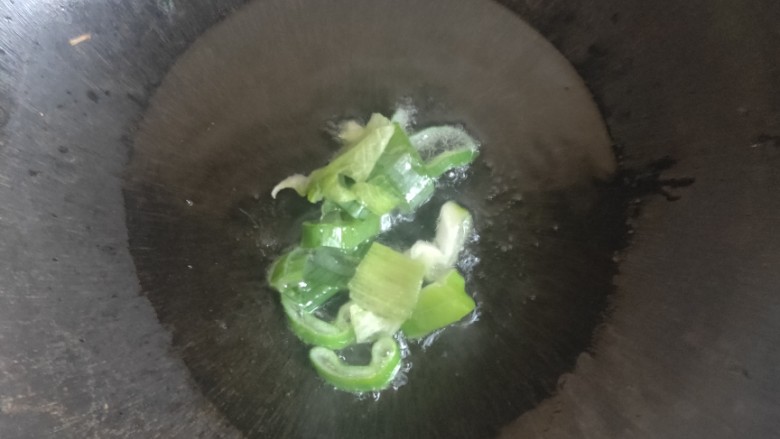 芸豆的新炒法～超级简单下饭的芸豆炒牛肉丝,锅内倒入适量油烧热，放入切好的葱末炒香