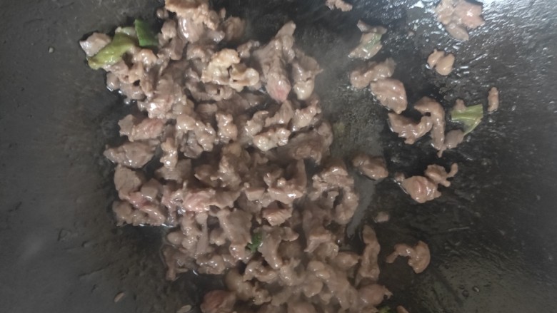 芸豆的新炒法～超级简单下饭的芸豆炒牛肉丝,倒入腌制好的牛肉，炒至变色