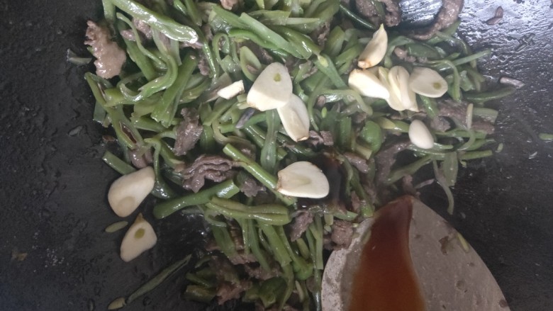 芸豆的新炒法～超级简单下饭的芸豆炒牛肉丝,倒入适量耗油和切好的蒜片，炒至蒜片断生关火即可