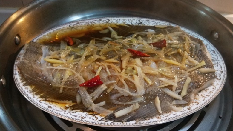 年年有鱼 清蒸鲽鱼,蒸好的鱼放入干辣椒。