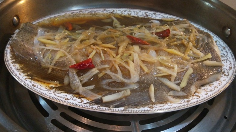 年年有鱼 清蒸鲽鱼,把热油烧在鱼身。