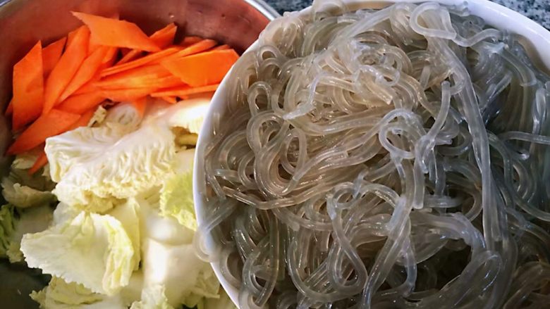 炖年菜,粉条沥干水份,白菜和胡萝卜切成片状