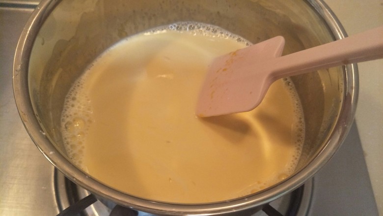 卡仕达长崎杯子蛋糕,开最小的火慢慢熬煮,边熬煮边搅拌。