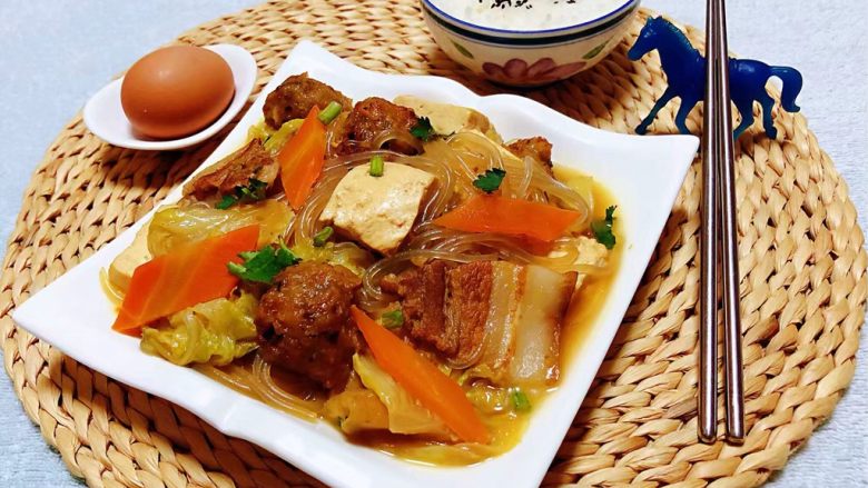炖年菜,鲜美可口的白菜豆腐炖五花肉萝卜丝丸子装入盘中