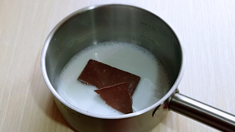 高颜值沙皮狗冰激凌,加入黑巧克力,继续隔水将黑巧克力融化。