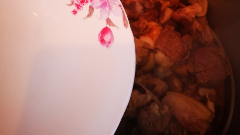 云南味道~黄焖羊肉,将炒好的羊肉转入高压锅中,加入清水后盖上盖子煮75分钟