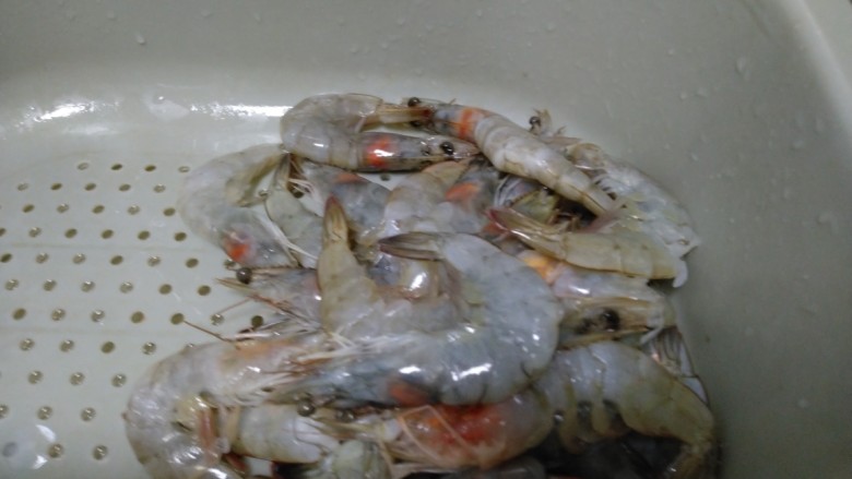 香辣虾,解冻后开背,挑去虾线,剪去虾须,冲洗干净。