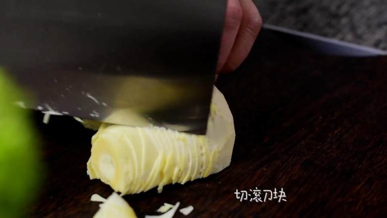 冬笋烧肉—质嫩味鲜,清脆爽口的冬笋烧肉,五花肉切小块,焯水捞出备用,冬笋剥壳后切滚刀块。