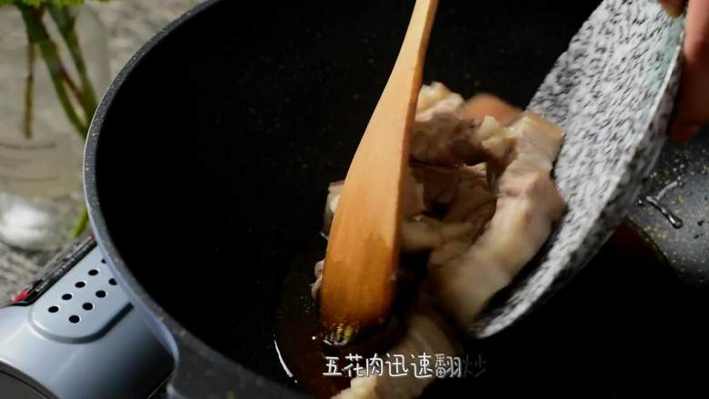 冬笋烧肉—质嫩味鲜,清脆爽口的冬笋烧肉,热锅冷油,倒入黄冰糖,炒出糖色,下五花肉,迅速翻炒上色。