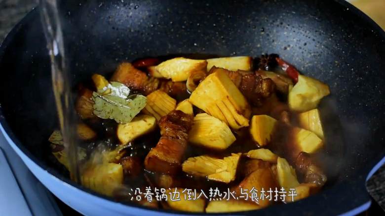 冬笋烧肉—质嫩味鲜,清脆爽口的冬笋烧肉,加入干辣椒、冬笋炒匀,沿着锅边倒入热水,与食材持平。