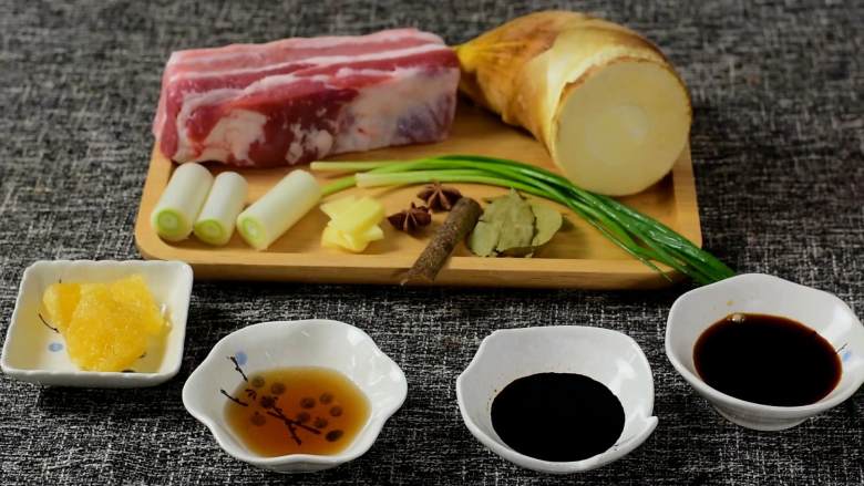 冬笋烧肉—质嫩味鲜,清脆爽口的冬笋烧肉,『食材』
五花肉/冬笋/葱段/八角/姜片
桂皮/香叶/葱结/<a style='color:red;display:inline-block;' href='/shicai/ 130180'>黄冰糖</a>/料酒/老抽/生抽