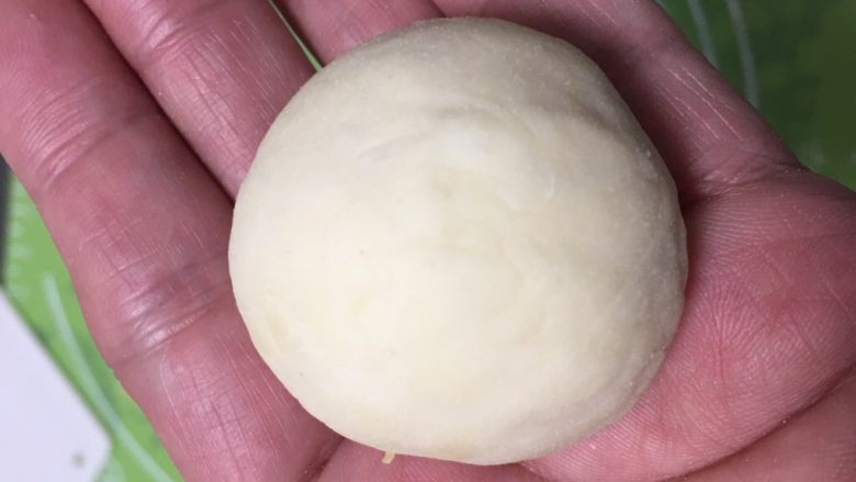 奶黄馒头,收紧口子滚圆,光滑的面朝上。