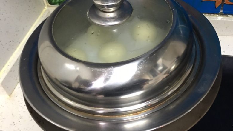 奶黄馒头,盖上盖子,煮15分钟,关火焖5分钟。
